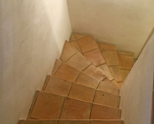 Treppe mit Naturstein-Fliesen